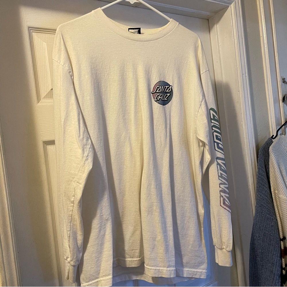 White Santa Cruz long sleeve size large. Fits loose and big.